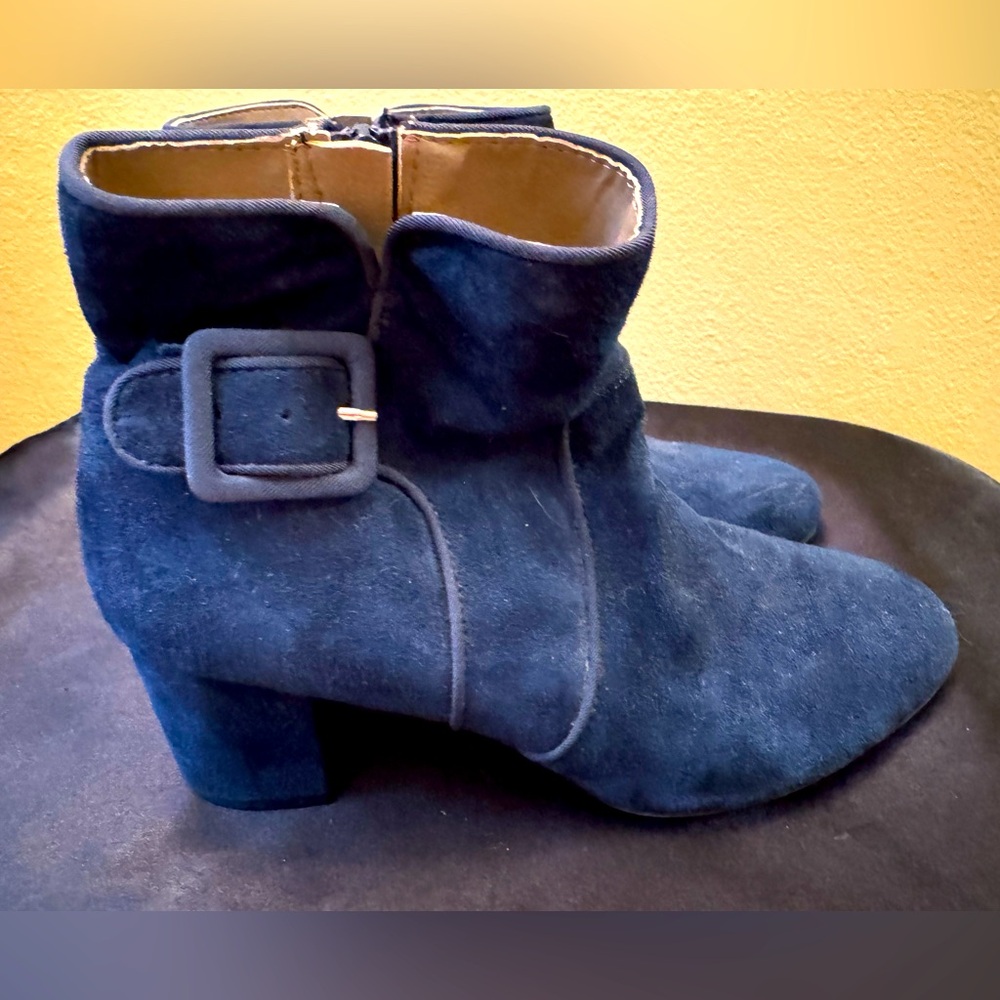 Preloved Size 7.5M White Mountain Navy Blue Suede Booties.